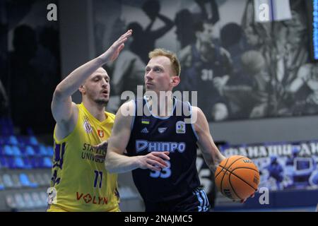 DNIPRO, UKRAINE - 11. FEBRUAR 2023 - Point Guard Maksym Zakurdaiev (R) von BC Dnipro und Forward Yevhen Koroviakov von BC Staryi Lutsk sind in Acti zu sehen Stockfoto