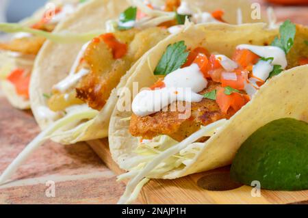 Fisch-Tacos im Stil von Baja California mit Garnierung und Salsas. Tacos im Ensenada-Stil Stockfoto