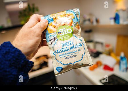 POV männliche Handhalterpackung von DM Bio Dinkel Kaisershmarrn übersetzt als Bio Bio Bio buchstabiert Kaiserschmarrn - Küche Hintergrund süß gesüßte Pfannkuchen, der seinen Namen vom österreichischen Kaiser Franz Joseph I. trägt Stockfoto