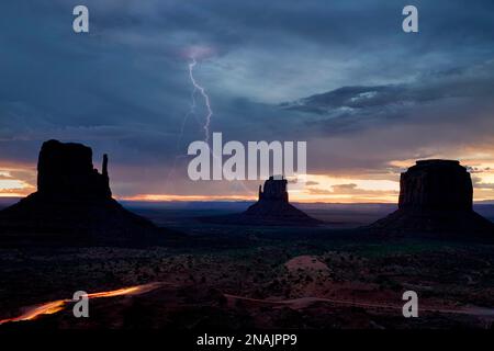 Monument Valley. Navajo Nation. Gewitter auf der Butte bei Sonnenaufgang Stockfoto
