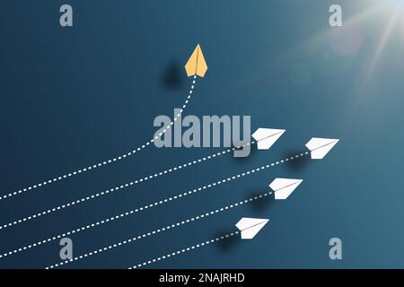 Papierflugzeuge fliegen in Formation in eine Richtung auf blauem Hintergrund und ein Papiergleiter geht in andere Richtung, neue Wege zu bebrechen und Stockfoto