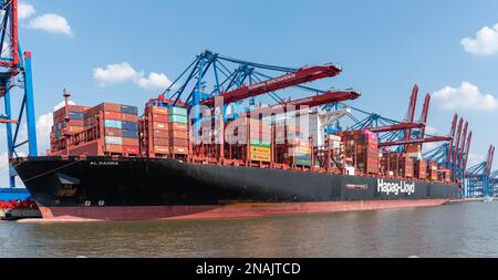 08-16-2020 Hamburg, Deutschland: Große Containerschiffe und Container-Portalkrane im Hamburger Hafen. AL DAHNA ist ein 400 Meter langes Schiff, das operatriert wird Stockfoto
