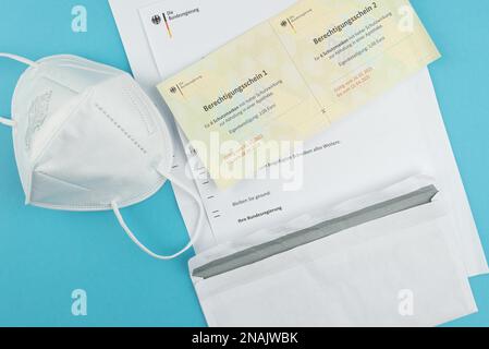 01-27-2021 Hamburg, Deutschland: Gutscheine oder Gutscheine für kostenlose FFP2-Gesichtsmasken der Bundesregierung für Corona-Risikogruppen Stockfoto