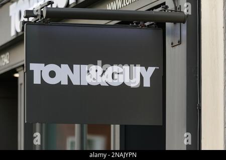 Ein Schild vor einem Toni und Guy Friseursalon im Zentrum von London zeigt Männer und Frauen an, dass sie Friseur- und Schönheitsbehandlungen anbieten Stockfoto