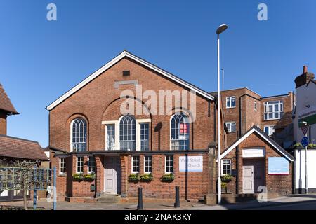 EAST GRINSTEAD, WEST SUSSEX, Großbritannien - MÄRZ 9: Blick auf die West Street Church in East Grinstead West Sussex am 9. März 2021 Stockfoto