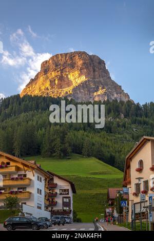 COLFOSCO, SÜDTIROL/ITALIEN - AUGUST 8 : Blick auf die Gebäude in Colfosco, Südtirol, Italien am 8. August 2020 Stockfoto