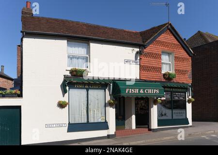 EAST GRINSTEAD, WEST SUSSEX, UK - MÄRZ 9 : Fisch- und Chips-Shop geschlossen wegen der Sperre wegen Coronavirus in East Grinstead am 9. März 202 Stockfoto