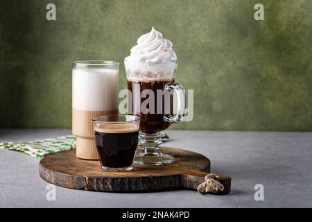 Verschiedene Kaffee- oder Espresso-Getränke in verschiedenen Gläsern mit Latte, Viennise oder irischem Kaffee und Espresso Stockfoto