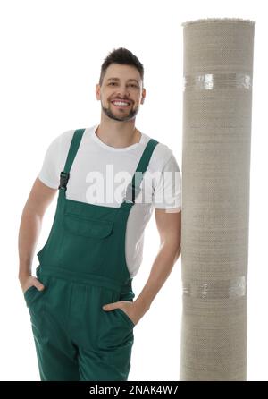 Männlicher Arbeiter mit Rollteppich auf weißem Hintergrund Stockfoto