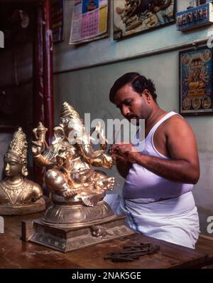 Handwerk Bronze Arbeiten im Swamimalai bei Kumbakonam, Tamil Nadu, Indien Stockfoto