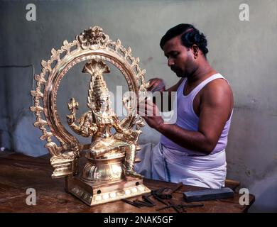 Handwerk Bronze Arbeiten im Swamimalai bei Kumbakonam, Tamil Nadu, Indien Stockfoto