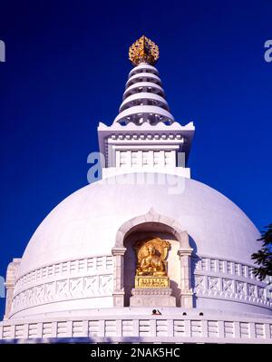 Stupa, goldener Buddha als Relief auf einer Weltfriedensstupa, Vulture Peak, buddhistische Wallfahrtsstätte in Ragir, Rajgir, Bihar, Indien Stockfoto