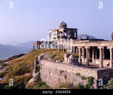 Krishna-Tempel aus dem 13. Jahrhundert und Darbar-Halle in Rajagiri Fort, Gingee, Tamil Nadu, Indien Stockfoto