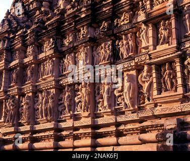 Skulptur an der Außenseite des Parsvanatha-Tempels in Khajuraho, Madhya Pradesh, Indien Stockfoto