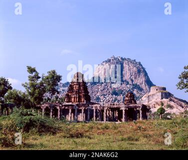 Rajagiri Fort aus dem 13. Jahrhundert und Venkataramana Tempel in Gingee, Tamil Nadu, Indien Stockfoto