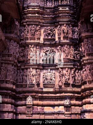 Skulpturen im Vishvanatha-Tempel, Khajuraho, Madhya Pradesh, Indien Stockfoto