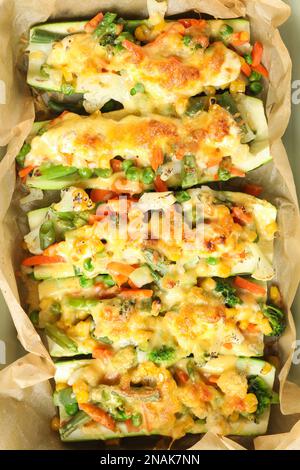 Backpapier mit gefüllten Zucchinis, Draufsicht Stockfoto