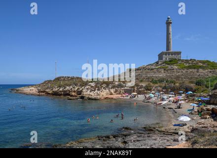 Strand und Leuchtturm von Tunez in Cabo de Palos, in der Nähe von La Manga del Mar Menor, Provinz Murcia, Costa Calida, Spanien Stockfoto