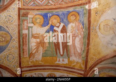Hermagoras wird von Simon Peter in Gegenwart von St. geweiht Mark, Fresko aus dem 12. Jahrhundert in der Krypta der Basilika Santa Maria Assunta Stockfoto