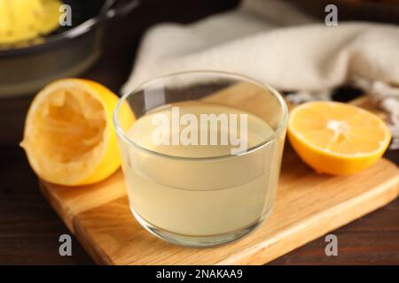 Frisch gepresster Zitronensaft in einer Glasschüssel auf dem Tisch Stockfoto