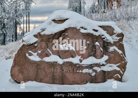 Verschneites Relief des Mummelsee-Königs auf einem Felsen, Mummelsee, nahe Seebach, Schwarzwald, Ortenaukreis, Baden-Württemberg, Deutschland Stockfoto