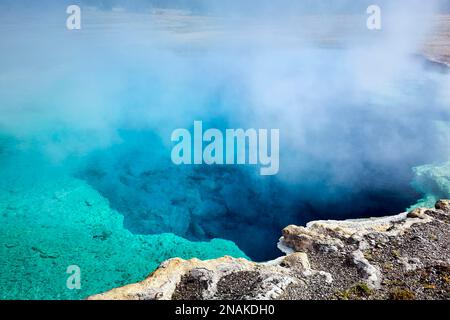 Schwarzes Sandbecken. Saphirpool im Yellowstone-Nationalpark. Wyoming. USA Stockfoto