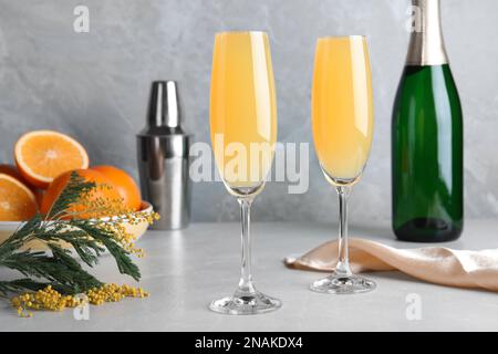 Gläser Mimosa-Cocktail auf einem hellen Tisch Stockfoto