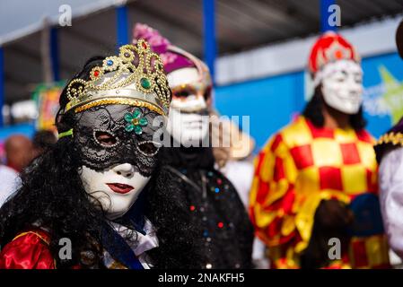 Salvador, Bahia, Brasilien - 11. Februar 2023: Während der vor dem Karneval stattfindenden Fuzue-Parade in der Stadt Salvador, Bahia, werden maskierte Menschen gesehen. Stockfoto