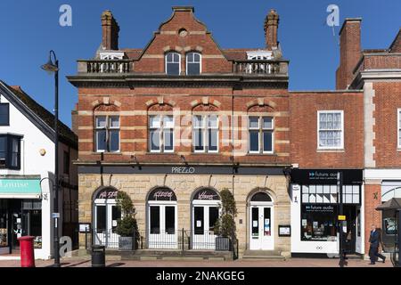 EAST GRINSTEAD, WEST SUSSEX, UK - MÄRZ 9 : Geschäfte geschlossen aufgrund der Coronavirus-Abriegelung in East Grinstead am 9. März 2021. Eins Stockfoto