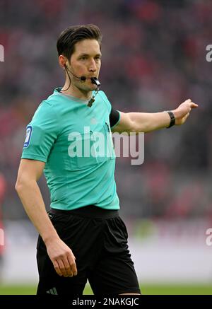 Schiedsrichter Dr. Matthias Joellenbeck, Geste, Geste, Pfeife, Allianz Arena, München, Bayern, Deutschland Stockfoto