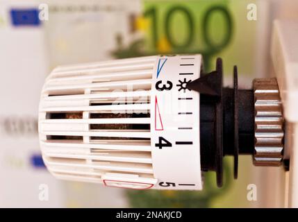 Thermostat vor Euro-Schein, symbolisches Bild für Heizkosten, Deutschland Stockfoto