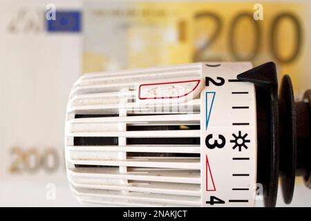 Thermostat vor 200-Euro-Schein, symbolisches Bild für hohe Heizkosten, Deutschland Stockfoto