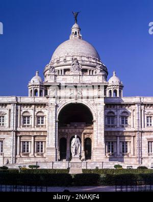 Das Victoria Memorial ist ein großes Marmorgebäude in Kalkutta, das der Erinnerung an Königin Victoria in Kalkutta, Westbengalen, Indien gewidmet ist Stockfoto