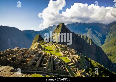 Die antike Inka-Stadt Machu Picchu liegt hoch oben in den Anden von Peru. Stockfoto