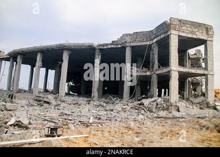 Gaza-Stadt, Gaza-Streifen, Palästina. 13. Februar 2023. Gaza, Palästina. 13. Februar 2023 Die Folgen der israelischen Überfälle am frühen Montag in der Gegend von Baydar, westlich von Gaza City. Nach Angaben israelischer Beamter waren die Luftangriffe eine Reaktion auf eine Rakete, die am Samstag von Gaza nach Israel abgefeuert wurde. Kredit: ZUMA Press, Inc./Alamy Live News Stockfoto