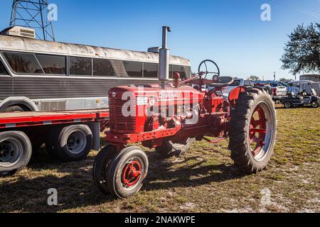 Fort Meade, FL - 24. Februar 2022: Perspektivische Vorderansicht eines 1953 International Harvester McCormick Farmall Series II Super H Traktors A Stockfoto