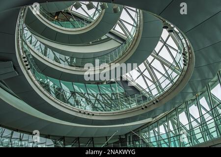 500 Meter (1.640 Fuß) innerer spiralförmiger Fußweg des Rathauses, Southwark, London. Ehemaliger Hauptsitz der Greater London Authority & Mayor of London. Stockfoto