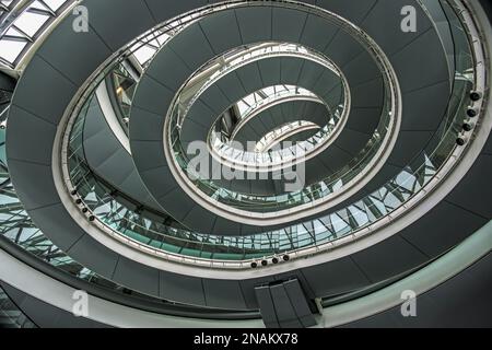 500 Meter (1.640 Fuß) innerer spiralförmiger Fußweg des Rathauses, Southwark. Ehemaliger Hauptsitz der Greater London Authority & Mayor of London. Stockfoto