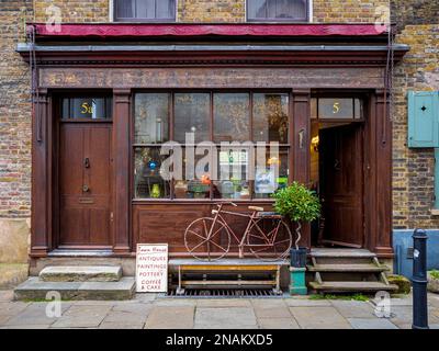 Town House Spitalfields London: Antiquitäten, Kunst und moderne Keramik in einem georgianischen Haus in der Fournier Street Spitalfields 5, 1721 erbaut. 2002 Eröffnet Stockfoto