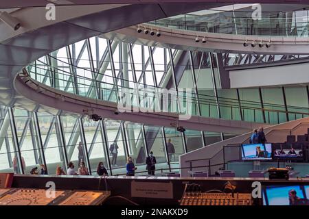 Blick auf den inneren spiralförmigen Fußweg und die Themse von hinter dem Bedienfeld in der Debattierkammer des ehemaligen Londoner Rathauses, Southwark. Stockfoto