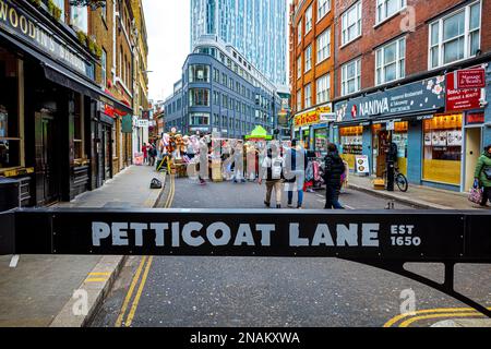 Petticoat Lane Market London. Der 1650 gegründete Petticoat Lane Market ist ein Mode- und Bekleidungsmarkt in Spitalfields, London. Londons ältester Street mkt. Stockfoto