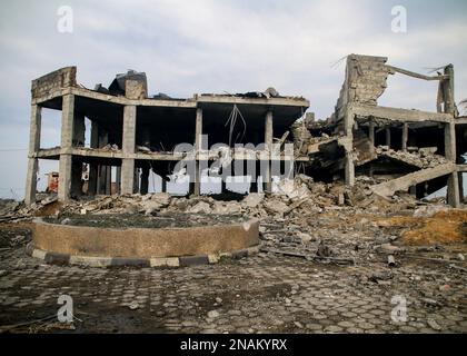 Gaza-Stadt, Gaza-Streifen, Palästina. 13. Februar 2023. Gaza, Palästina. 13. Februar 2023 Die Folgen der israelischen Überfälle am frühen Montag in der Gegend von Baydar, westlich von Gaza City. Nach Angaben israelischer Beamter waren die Luftangriffe eine Reaktion auf eine Rakete, die am Samstag von Gaza nach Israel abgefeuert wurde. Kredit: ZUMA Press, Inc./Alamy Live News Stockfoto