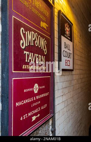 Simpsons Tavern Schild am Ball Court, Cornhill im City of London Financial District. Die Taverne wurde 1757 an ihrem derzeitigen Standort gegründet. Stockfoto