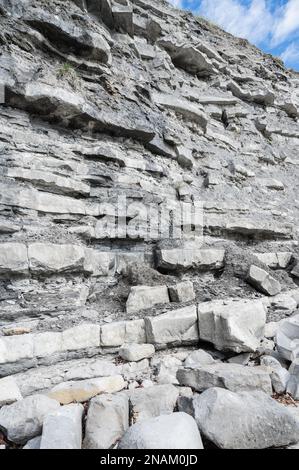 Klippen in East Cliff Beach in Lyme Regis, Dorset, Südwestengland. Nahaufnahme von gestapelt unter Zeitsteinen. Selektiver Fokus Stockfoto