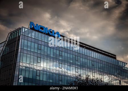 Foto eines Schildes mit dem Logo von Nokia auf dem Hauptbüro für Timisoara. Die Nokia Corporation ist ein finnischer multinationaler Telekommunikations- und Informationskonzern Stockfoto