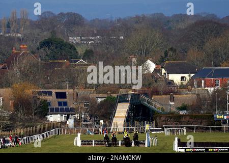 Läufer und Fahrer der LWC Signature Stakes Conditional Jockeys Handicap Hürde auf der Plumpton Racecourse, East Sussex. Foto: Montag, 13. Februar 2023. Stockfoto