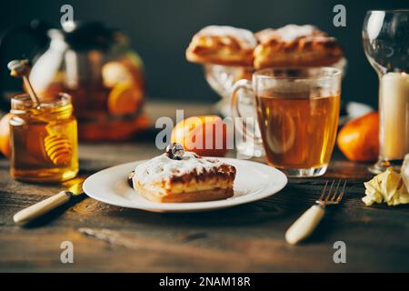 Hausgemachtes Gebäck auf einem wunderschön servierten Tisch, dekoriert in rustikalem Stil. Gemütliches Zuhause, Teezeit, kulinarischer Hintergrund Stockfoto