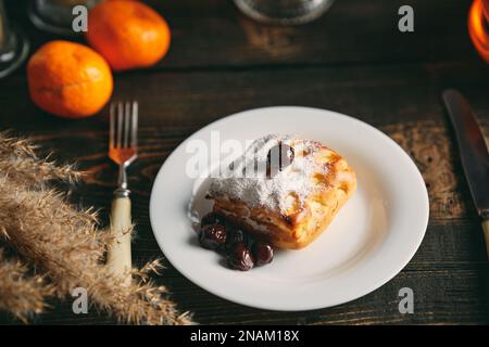 Hausgemachtes Gebäck auf einem wunderschön servierten Tisch, dekoriert in rustikalem Stil. Gemütliches Zuhause, Teezeit, kulinarischer Hintergrund Stockfoto