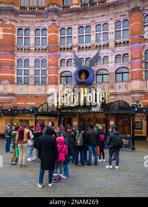 The Palace Theatre London - Touristen außerhalb von Harry Potter und The Cursed Child spielen im Palace Theatre im Londoner West End. Stockfoto