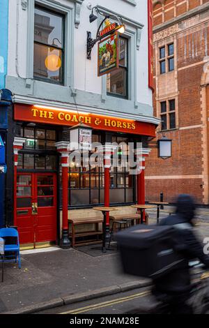 Trainer und Pferde Pub im Londoner Soho. Die berühmten Coach & Horses an 29 griechische Straße in Londons West End. Gebaut Anfang des 19. Jahrhunderts unter Denkmalschutz. Stockfoto